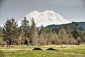 Serene Washington Escape w/ Deck & Mountain Views!
