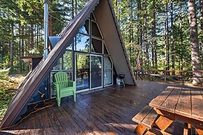 Serene Washington Escape w/ Deck & Mountain Views!