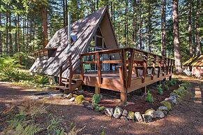Serene Washington Escape w/ Deck & Mountain Views!