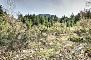 Serene Washington Escape w/ Deck & Mountain Views!