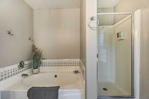Spacious Gilbert Escape w/ Pool & Hot Tub!