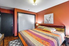 Mtn-view Gem w/ Deck & Hot Tub in Tannersville