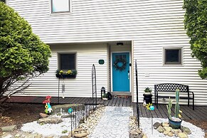 Mtn-view Gem w/ Deck & Hot Tub in Tannersville