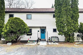 Mtn-view Gem w/ Deck & Hot Tub in Tannersville