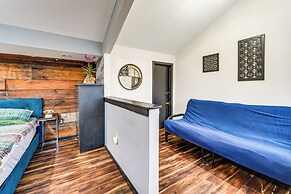 Mtn-view Gem w/ Deck & Hot Tub in Tannersville