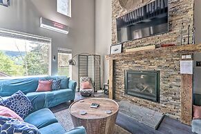 Stylish Tannersville Townhome w/ Fire Pit!
