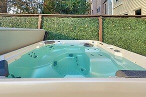 Mtn-view Gem w/ Deck & Hot Tub in Tannersville