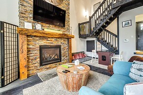 Mtn-view Gem w/ Deck & Hot Tub in Tannersville