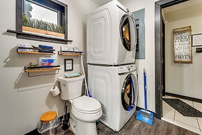 Mtn-view Gem w/ Deck & Hot Tub in Tannersville