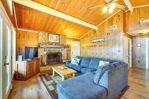 Cozy Gatlinburg Cabin w/ Hot Tub & Mountain Views!