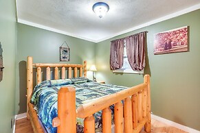 Cozy Gatlinburg Cabin w/ Hot Tub & Mountain Views!