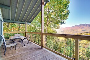 Cozy Gatlinburg Cabin w/ Hot Tub & Mountain Views!