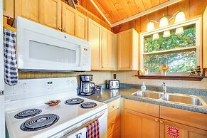 Cozy Gatlinburg Cabin w/ Hot Tub & Mountain Views!