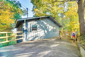 Cozy Gatlinburg Cabin w/ Hot Tub & Mountain Views!