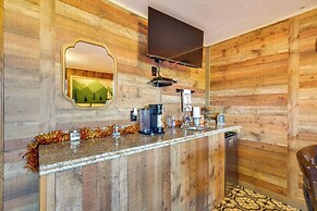 Cozy Gatlinburg Cabin w/ Hot Tub & Mountain Views!