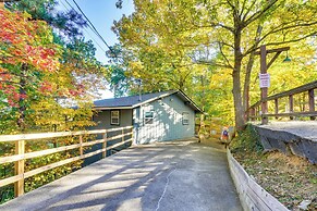 Cozy Gatlinburg Cabin w/ Hot Tub & Mountain Views!
