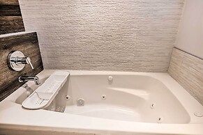 Poconos Cottage w/ Sauna ~ 10 Mi to Camelback!