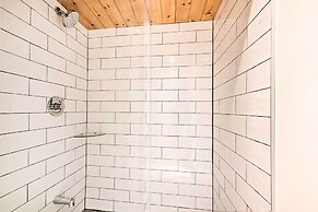 Poconos Cottage w/ Sauna ~ 10 Mi to Camelback!