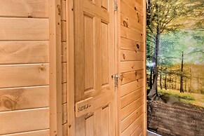 Poconos Cottage w/ Sauna ~ 10 Mi to Camelback!