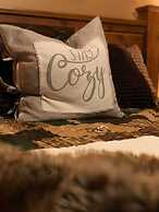 Pinetop Escape: Charming Mountain Condo w/ Balcony