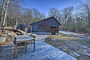 Log Cabin in Wilmington w/ New Hot Tub By Skiing!