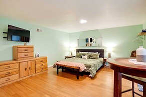 Soothing Studio w/ Lush Views: 2 Mi to Beach!