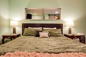 Soothing Studio w/ Lush Views: 2 Mi to Beach!