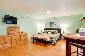 Soothing Studio w/ Lush Views: 2 Mi to Beach!