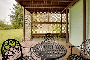 Soothing Studio w/ Lush Views: 2 Mi to Beach!
