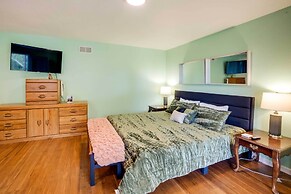 Soothing Studio w/ Lush Views: 2 Mi to Beach!