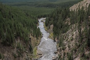 Cozy Henrys Lake Escape - 20 Miles to Yellowstone!
