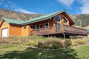 Cozy Henrys Lake Escape - 20 Miles to Yellowstone!