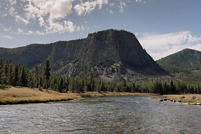 Cozy Henrys Lake Escape - 20 Miles to Yellowstone!