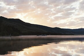Cozy Henrys Lake Escape - 20 Miles to Yellowstone!