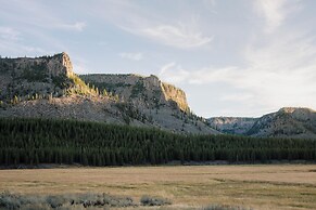 Cozy Henrys Lake Escape - 20 Miles to Yellowstone!