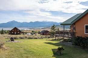 Cozy Henrys Lake Escape - 20 Miles to Yellowstone!