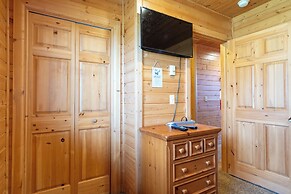 Cozy Henrys Lake Escape - 20 Miles to Yellowstone!