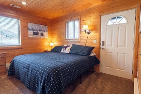 Cozy Henrys Lake Escape - 20 Miles to Yellowstone!