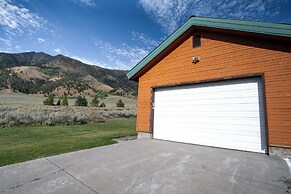 Cozy Henrys Lake Escape - 20 Miles to Yellowstone!