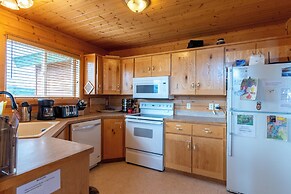 Cozy Henrys Lake Escape - 20 Miles to Yellowstone!