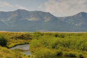 Cozy Henrys Lake Escape - 20 Miles to Yellowstone!