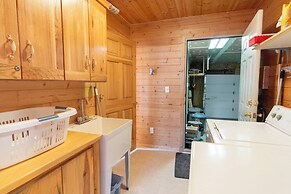 Cozy Henrys Lake Escape - 20 Miles to Yellowstone!