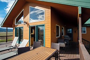 Cozy Henrys Lake Escape - 20 Miles to Yellowstone!