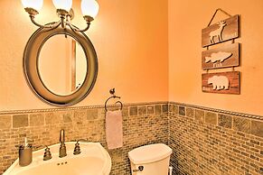 Centrally Located: Lavish Pinetop Paradise!