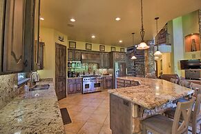 Centrally Located: Lavish Pinetop Paradise!