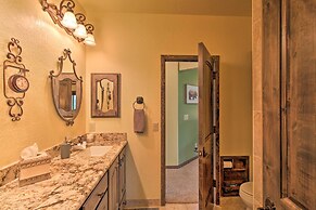 Centrally Located: Lavish Pinetop Paradise!