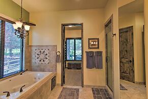 Centrally Located: Lavish Pinetop Paradise!