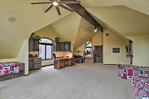 Centrally Located: Lavish Pinetop Paradise!