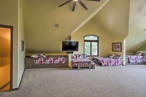 Centrally Located: Lavish Pinetop Paradise!