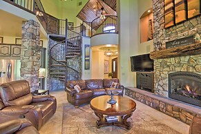 Centrally Located: Lavish Pinetop Paradise!